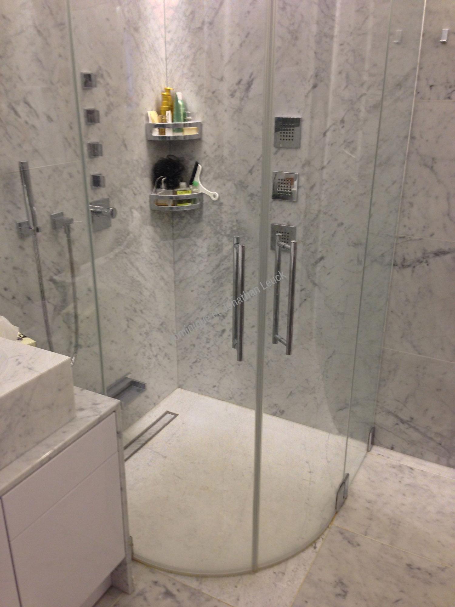 Salle de bains en marbre de Carrare