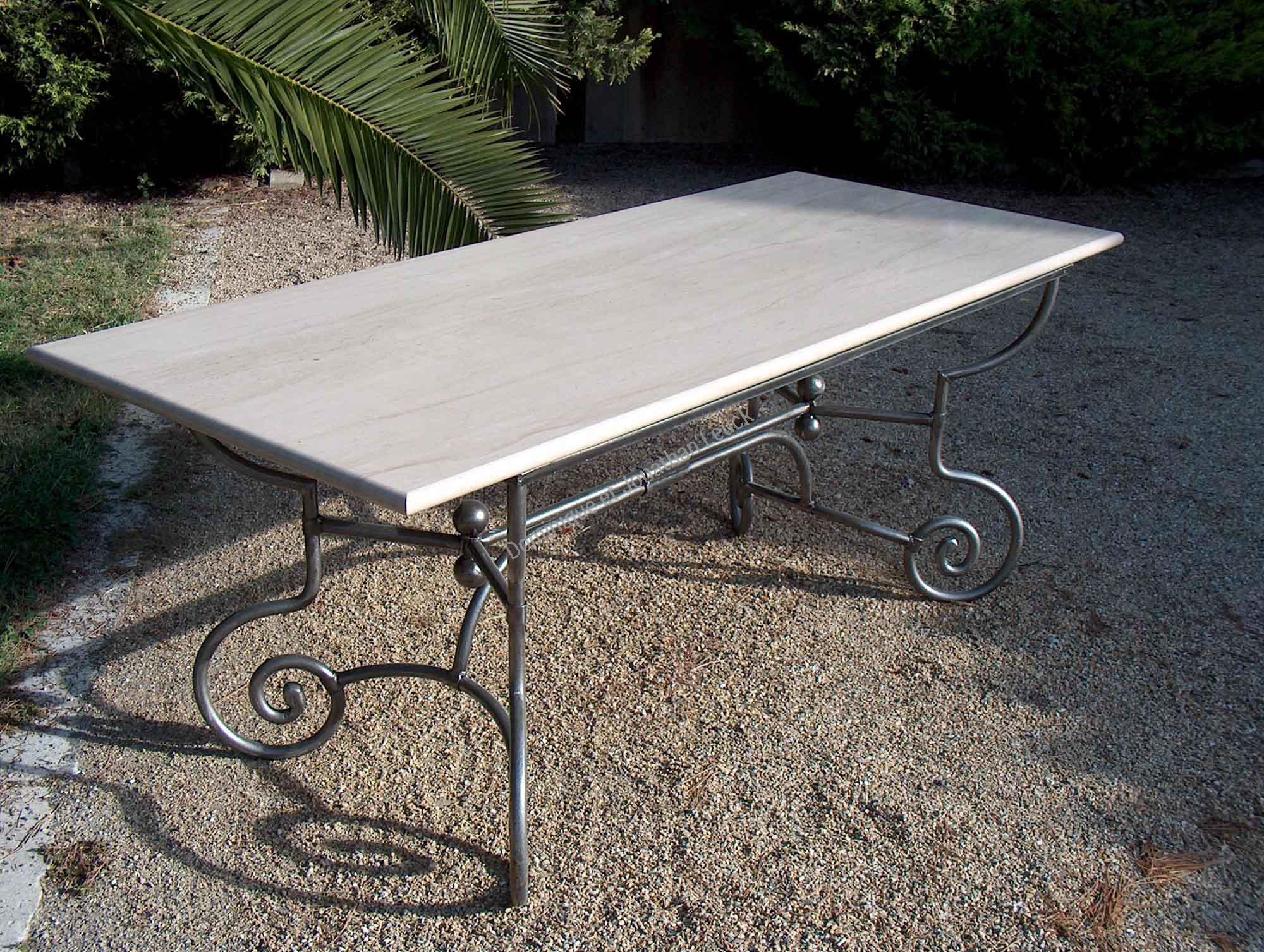 Tables avec bancs en pierre