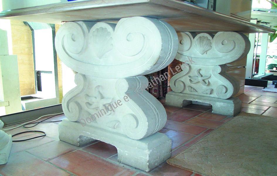 Tables avec bancs en pierre