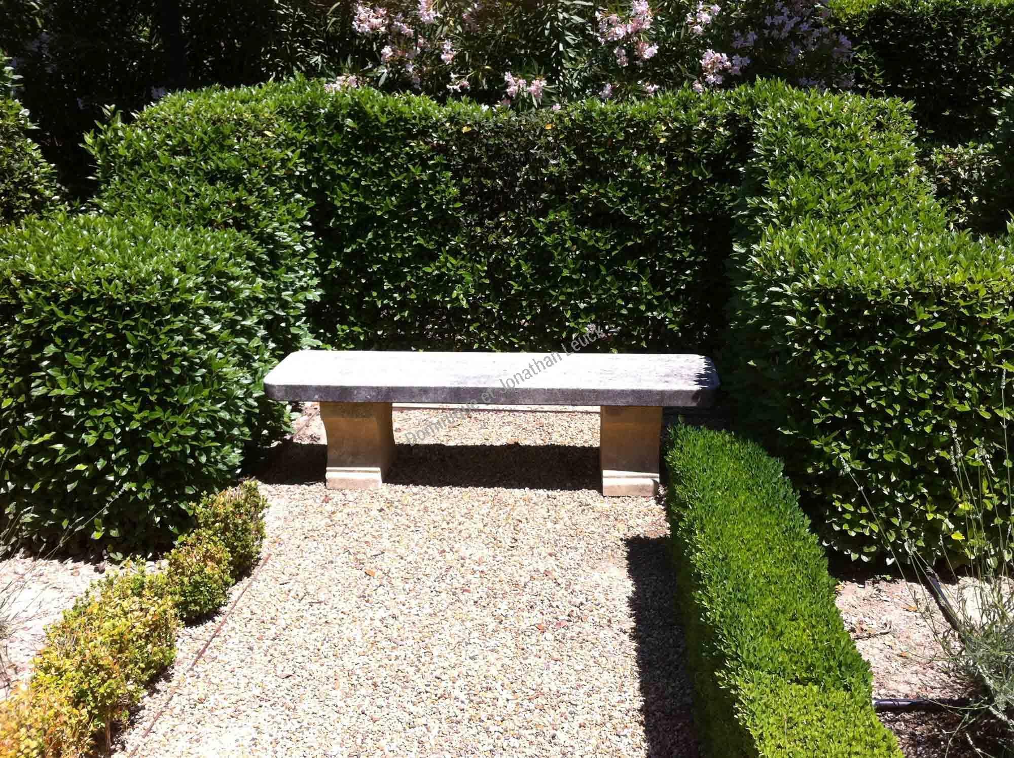 Tables avec bancs en pierre